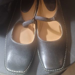 Slip on Me Too shoes size 6